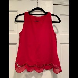 Lipstick red, scalloped tank